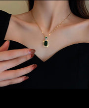 Load image into Gallery viewer, Collier Royal avec pendentif en émeraude Plaqué or - BJewerly
